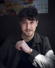 Mani, Sergi